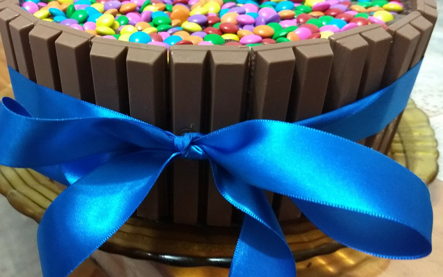 Bolo de aniversário com kit kat