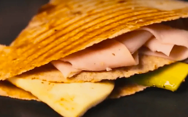 Wrap proteína com queijo grelhado