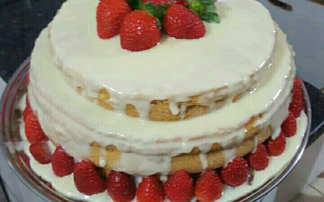 Naked cake com brigadeiros e frutas