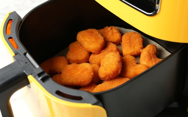 Nuggets na airfryer dourados e com formatos diferentes