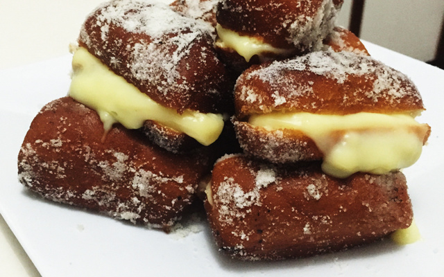 Sonho creme com bisnaguinha