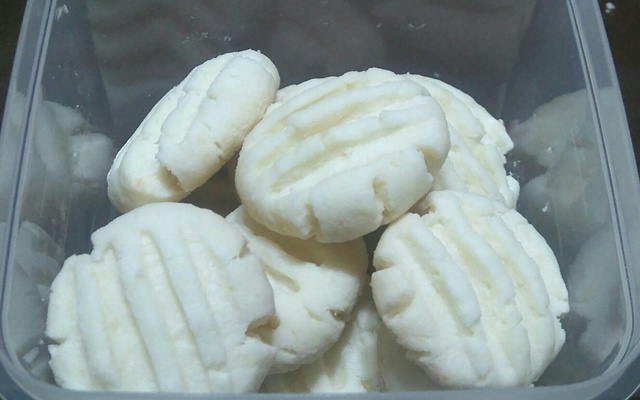 Biscoito amanteigado de coco