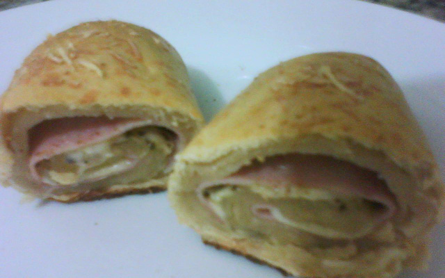 Pão semi folhado de presunto