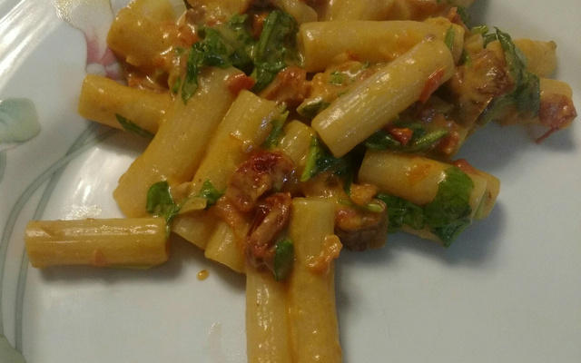 Massa com tomate seco e rúcula