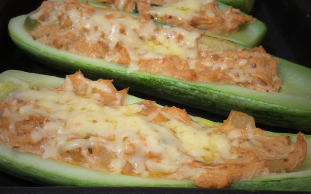 Abobrinha recheada com frango (Zapalito)