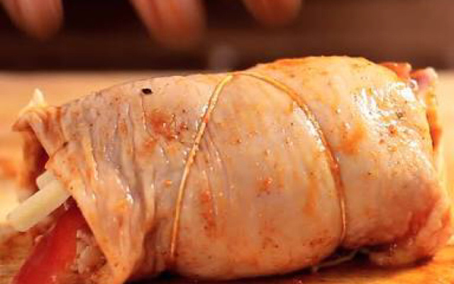 Coxa e sobrecoxa de frango recheada