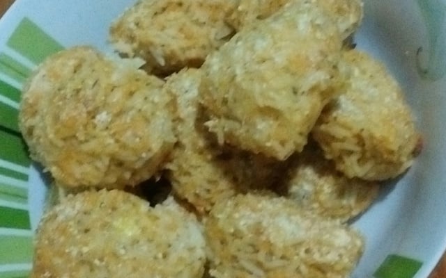 Bolinho de arroz assado com frango desfiado