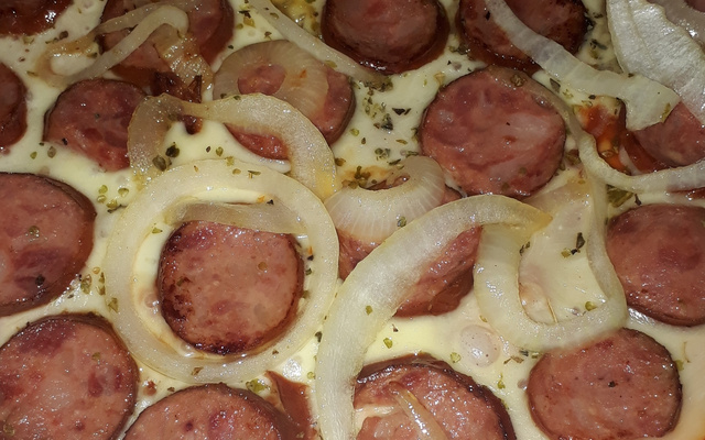 Pizza rápida de calabresa com massa pronta