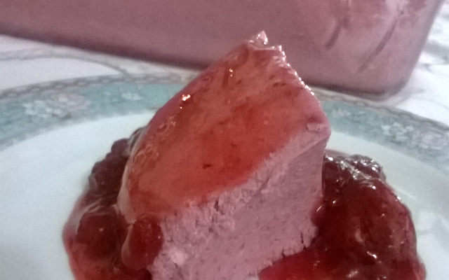Mousse de frutas vermelhas com calda de geleia de morango