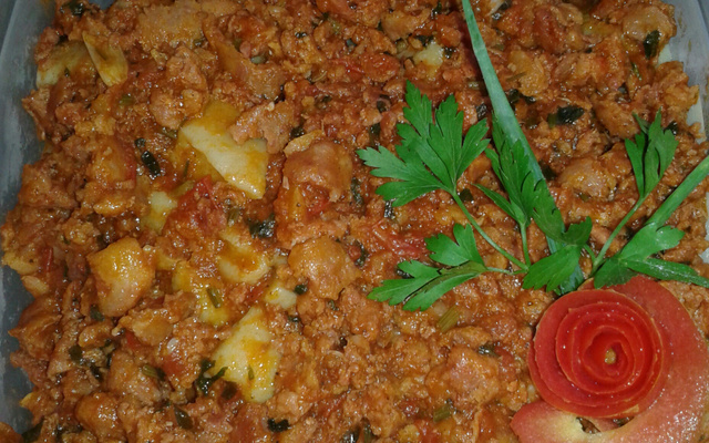 Nhoque de batata com molho de linguiça de churrasco