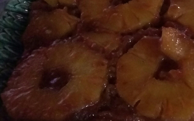 Bolo fácil de abacaxi caramelizado