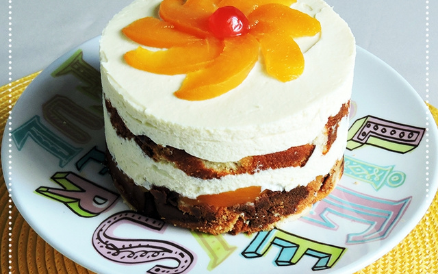 Bolo de leite em pó e pêssegos