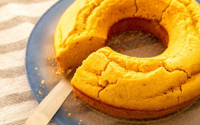 Bolo de fubá com milho salgado light com fatia cortada