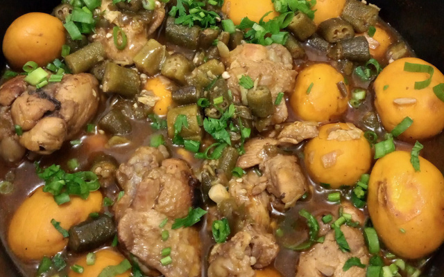 Frango com quiabo e pequi