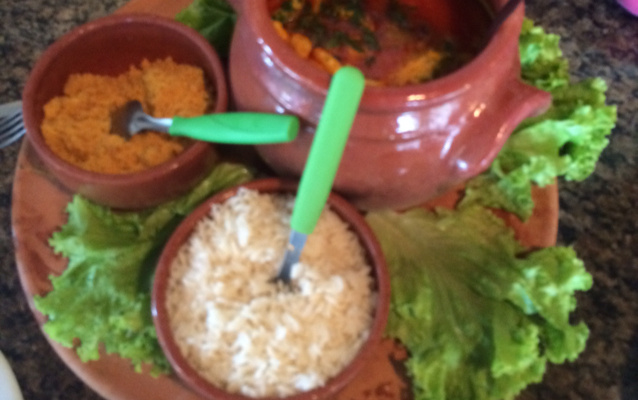 Moqueca do Zappa (moqueca mista de peixe e camarão com caju)