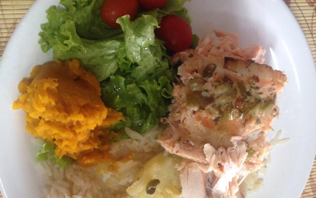 Salmão assado com batatas