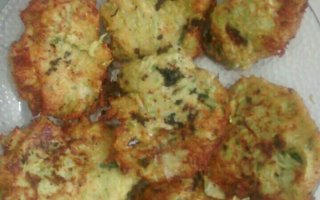 Bolinho de abobrinha recheada com mussarela