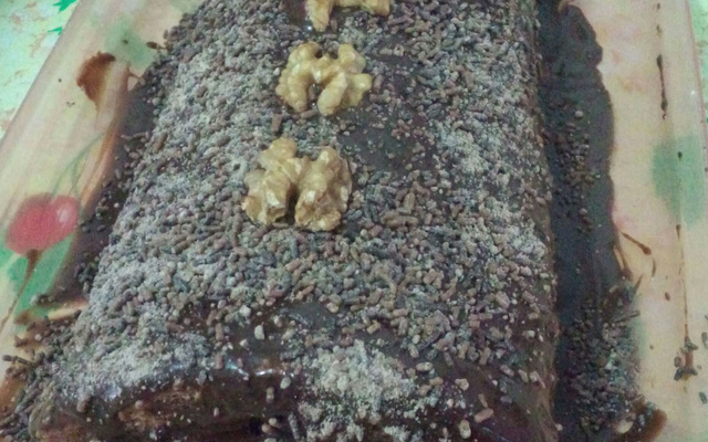 Rocambole de doce de leite com cobertura de chocolate