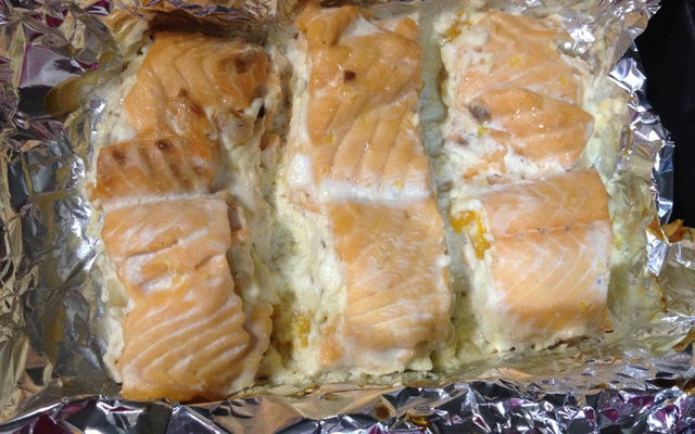 Salmão com damasco e castanhas