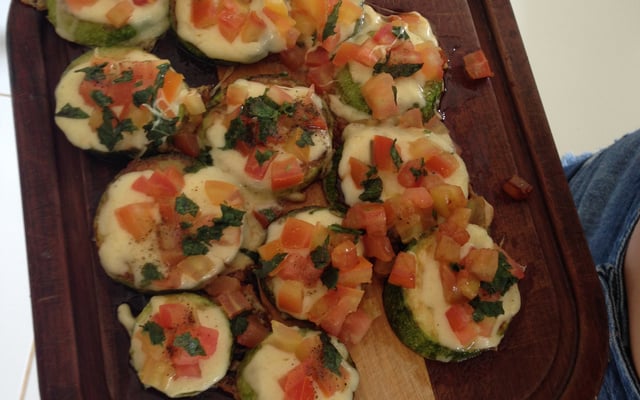 Aperitivo de abobrinha com queijo