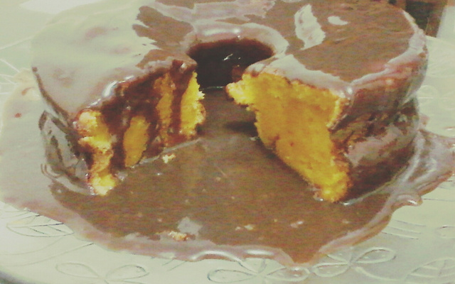 Bolo de cenoura com cobertura de chocolate
