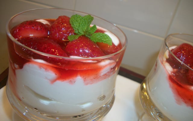 Sobremesa rápida de morango com creme