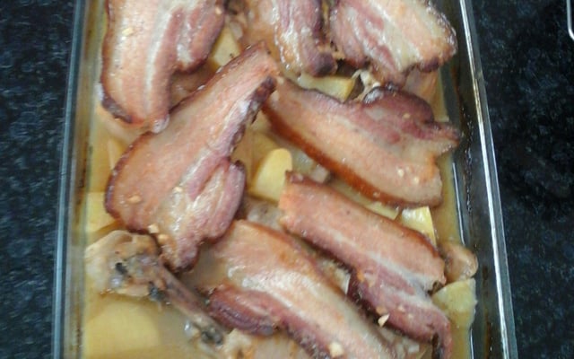 Frango na laranja com bacon e batatas douradas