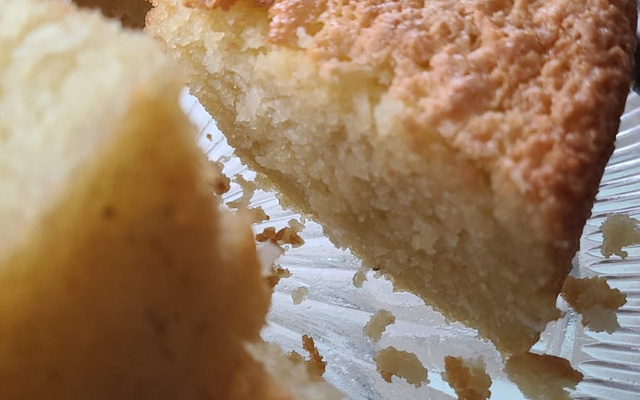 Bolo de mandioca com coco delicioso e cremoso