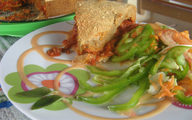 Torta salgada com saladinha