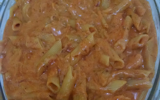 Macarrão penne com queijo e creme de leite