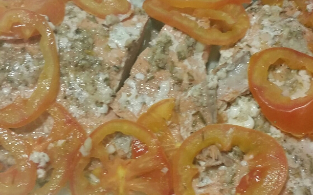 Salmão assado com molho de maracujá