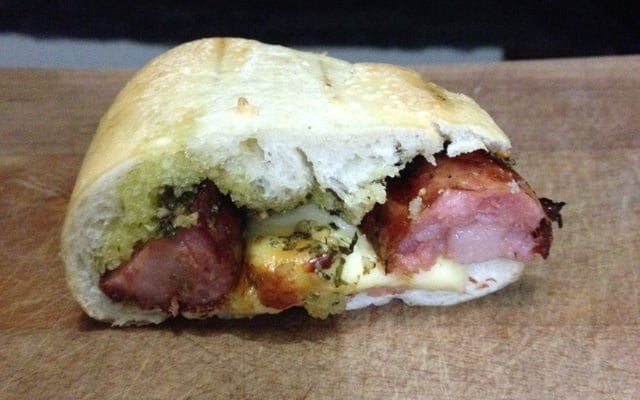 Salsipão gourmet (pão com salsichão)