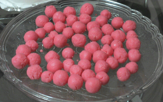 Docinho de leite ninho à calda de cereja