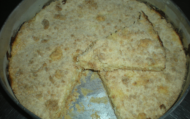 Cuca de farofa com leite condensado e coco