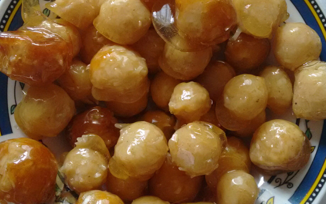 Bala de coco caramelizada (bala baiana ou bala de ovo)