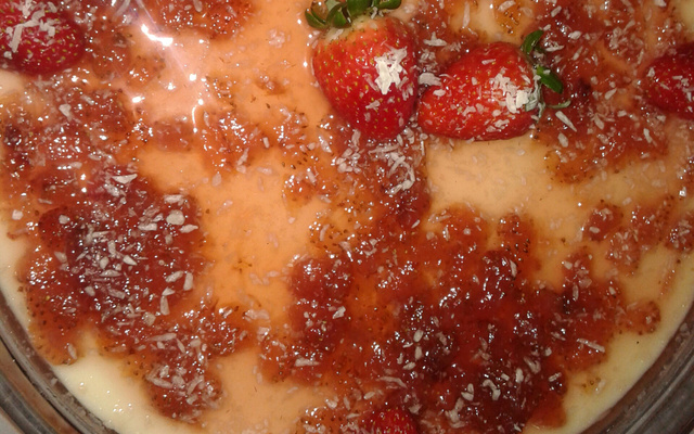 Manjar de coco com calda de morango