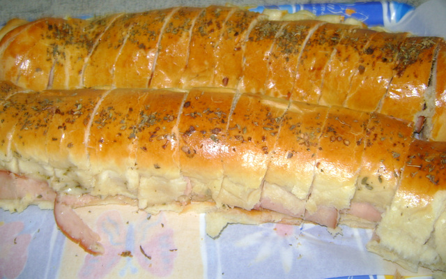 Pão recheado com chester de peito de peru defumado e queijo prato- Tia Jucy