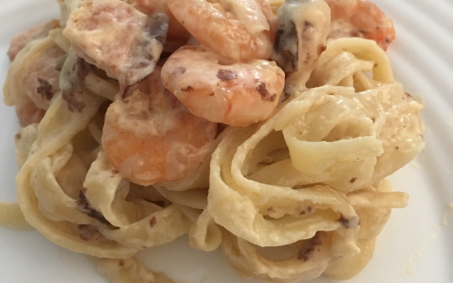 Macarrão ao molho branco com bacon e camarão