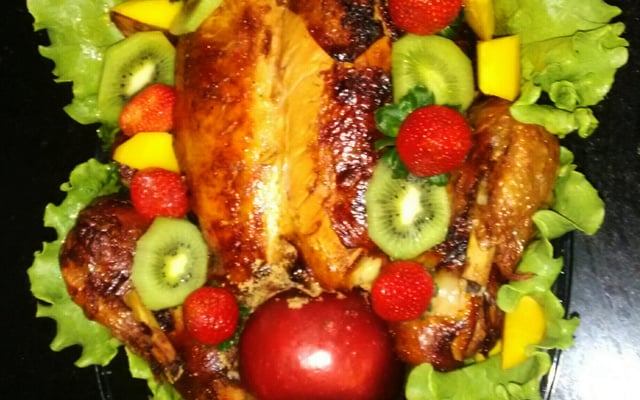 Chester assa fácil com calda de laranja