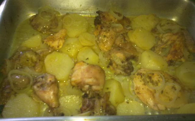 Frango assado com batatas ao molho de laranja