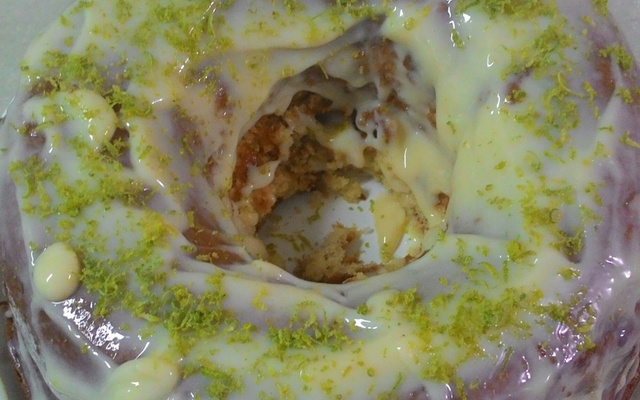 Bolo de iogurte com cobertura de leite condensado e limão