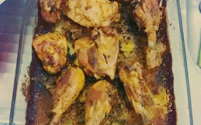 Coxa de frango assada com batatas