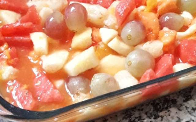 Salada de frutas tropicais