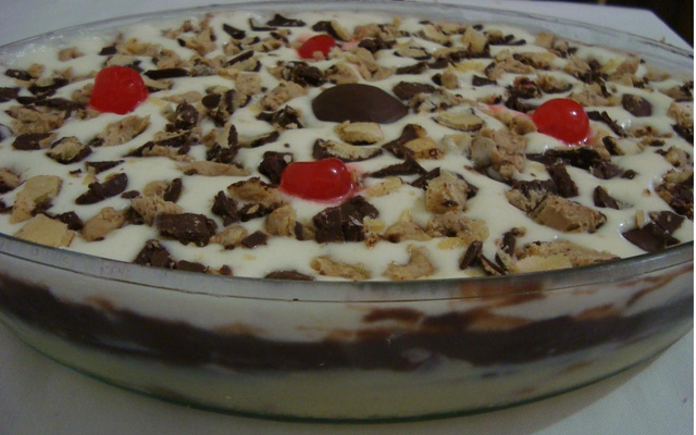 Pavê de bombons e cereja