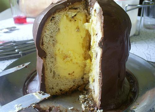 Panetone trufado de sorvete coberto e com chocolate