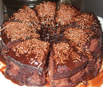 Bolo de chocolate de microondas com calda de falso brigadeiro