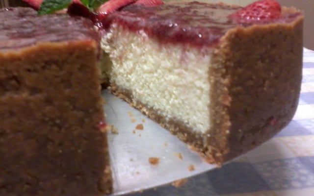 Cheesecake com molho de morangos