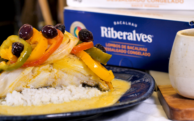 Lombo de bacalhau ao azeite de dendê e leite de coco