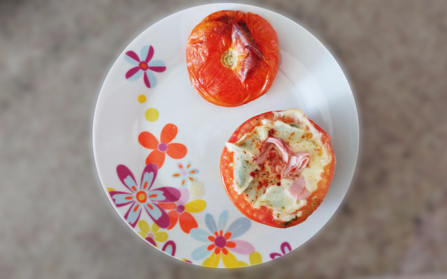 Tomate recheado com pesto