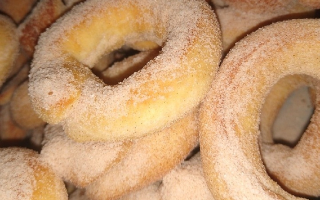 Rosquinha de leite condensado simples e fácil.